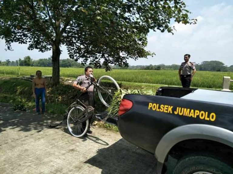 Sempat dikira kena razia alasan polisi angkut rumput dan sepeda milik kakek ini bikin salut