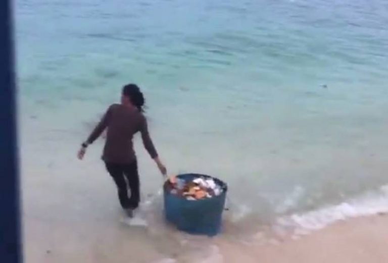 Tanpa rasa bersalah dua wanita ini dengan santai buang sampah ke laut si mbak minta ditenggelamkan