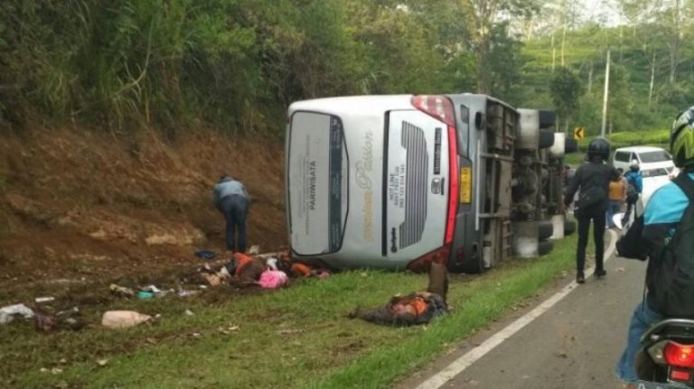 Video detik detik kepanikan warga usai bus terguling di Tanjakan Emen banyak korban tergeletak di pinggir jalan