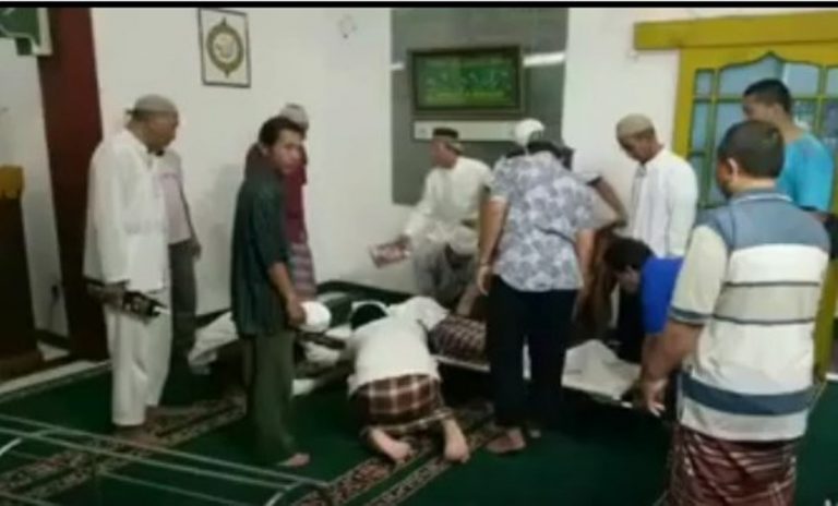 Viral video detik detik muadzin meninggal dunia saat kumandang adzan kalimat terakhirnya bikin merinding