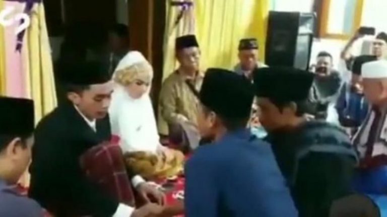 Yang diucapkan wali nikah saat ijab kabul ini bikin ngakak dibayar tunai pak bukan pajak