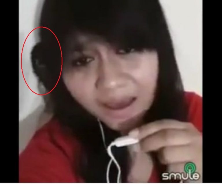 Asyik live Smule sosok misterius ini tiba tiba mengintip dari balik rambut si wanita kok serem ya