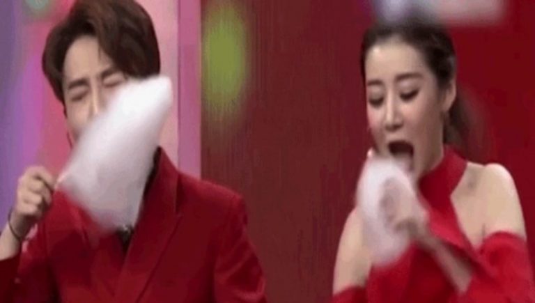 Cuma butuh 2 detik cara wanita ini makan permen kapas bikin takjub