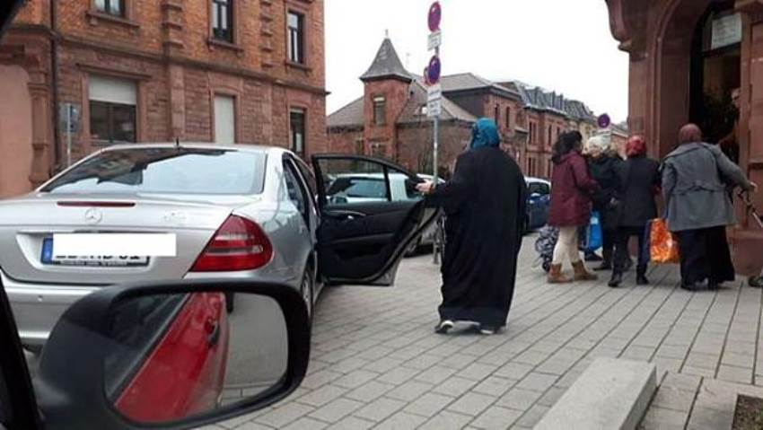 Foto wanita turun dari mobil mewah ikut antre makanan gratis ini viral, ini fakta sebenarnya