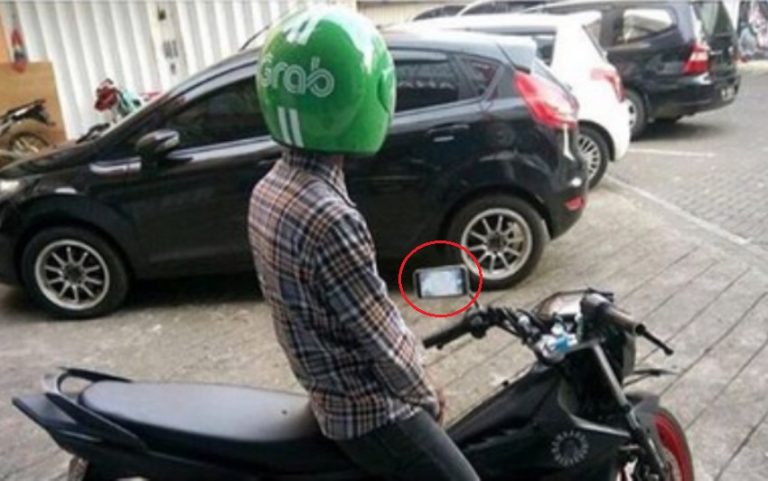 Gak ada spion handphone pun jadi kekreatifan driver ojol ini bikin takjub awas jatoh bang