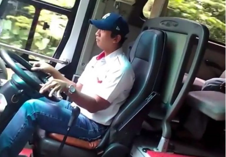 Jari ngetril saat nyetir video sopir bus Surya Bali ini viral di medsos
