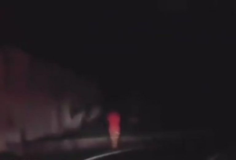 Rekam perjalanan tengah malam pengemudi ini dibikin merinding dengan sosok berkebaya merah horor mbah
