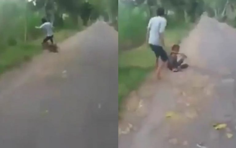 Senyum senyum bangga setelah pukuli orang gila kelakuan pria ini bikin geram