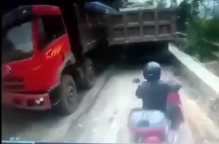 Tersial pengendara motor ini dapat kejutan dari truk disampingnya bentar lagi jadi Malika nih