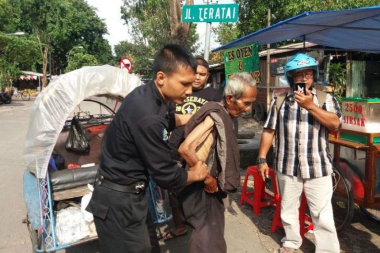 Tinggal seorang diri di becak kakek ini simpan uang Rp 43 juta dibawah jok