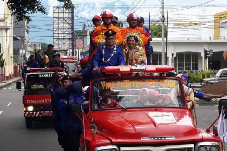Unik dan langka pasangan pengantin ini diarak keliling kota pakai mobil Damkar