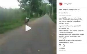 Senyum-senyum bangga setelah pukuli orang gila, kelakuan pria ini bikin geram