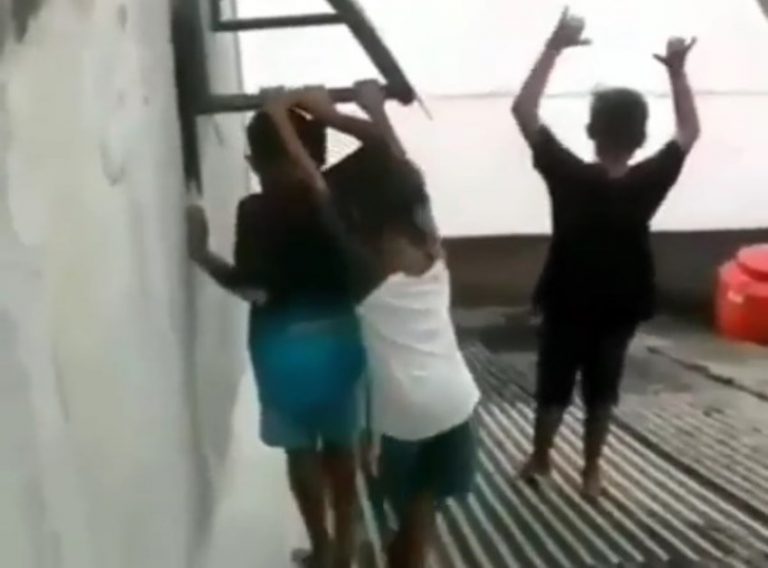 Asyik main di atas genteng rumah orang bocah ini tiba tiba menghilang tercemplung