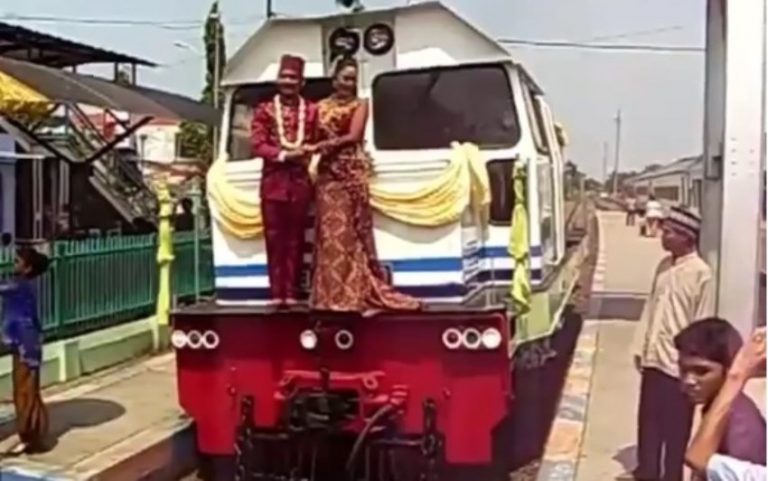 Bukan di gedung pasangan pengantin di Brebes ini nikah di gerbong kereta super sekaleh