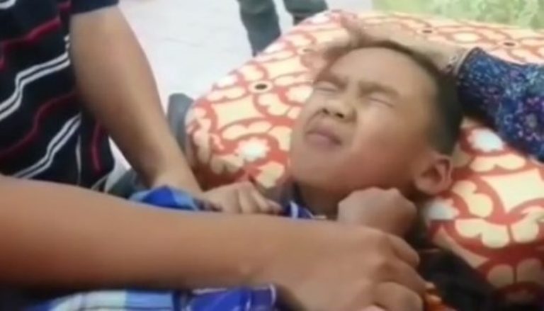 Bukan melontarkan kata umpatan tapi anak ini lafalkan dzikir saat takut disunat patut dicontoh nih
