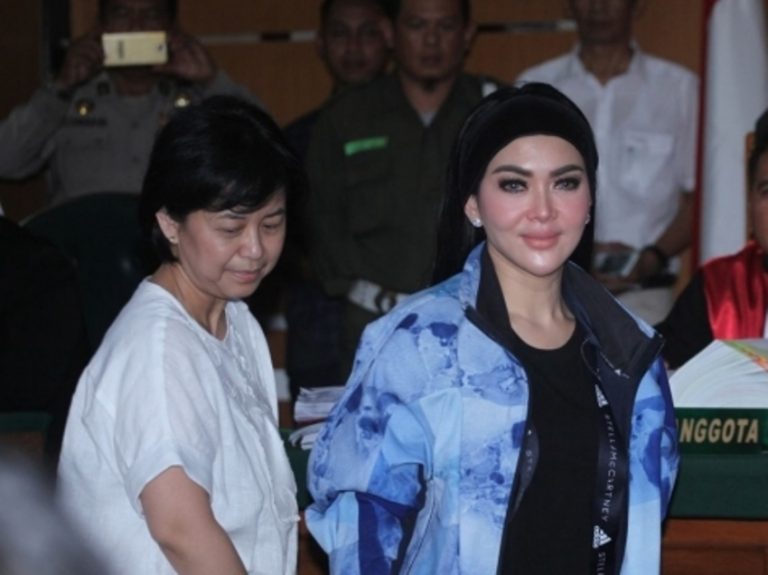 Datang ke persidangan First Travel Syahrini kepanasan dan minta izin buka jaket