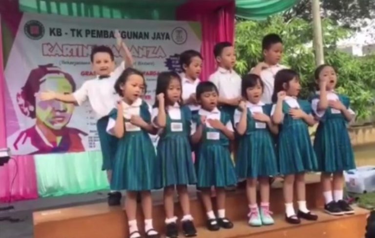 Gemesin disaat yang lain serius nyanyi Ibu Kita Kartini bocah ini malah asyik joget sendiri suka suka kamu wae dek