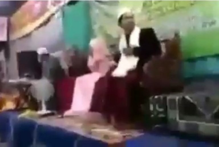 Lagi asyik ceramah ustadz ini kaget langsung loncat gara gara kereta lewat videonya viral mau ketawa takut dosa
