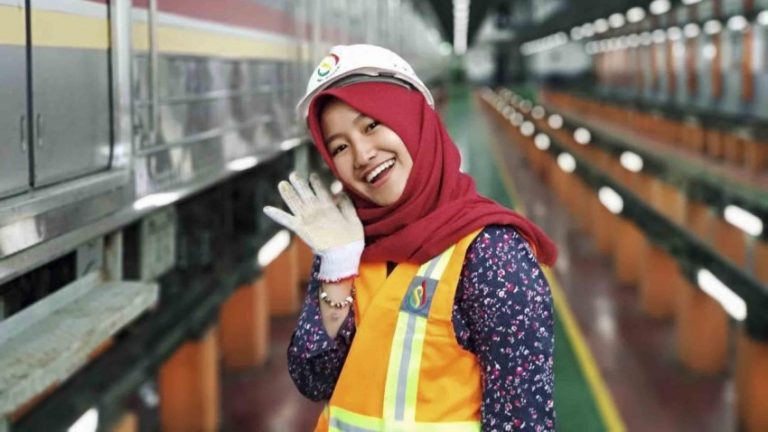 Muda dan cantik sosok masinis MRT ini bikin klepek klepek