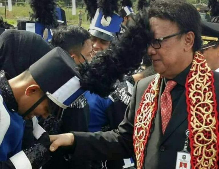 Niatnya sih mau cium tangan benda berbulu di kepala pria ini tiba tiba nyasar ke wajah Menteri Tjahjo Kumolo
