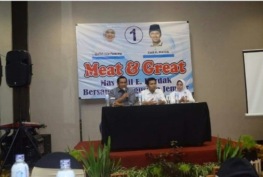 Viral spanduk Emil Dardak yang bikin ngakak, netizen laper jadinya