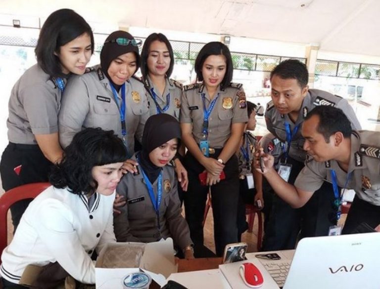 Tengah ikut seleksi polisi PBB polwan ini menangis haru menyaksikan ijab qabul calon suami lewat video call