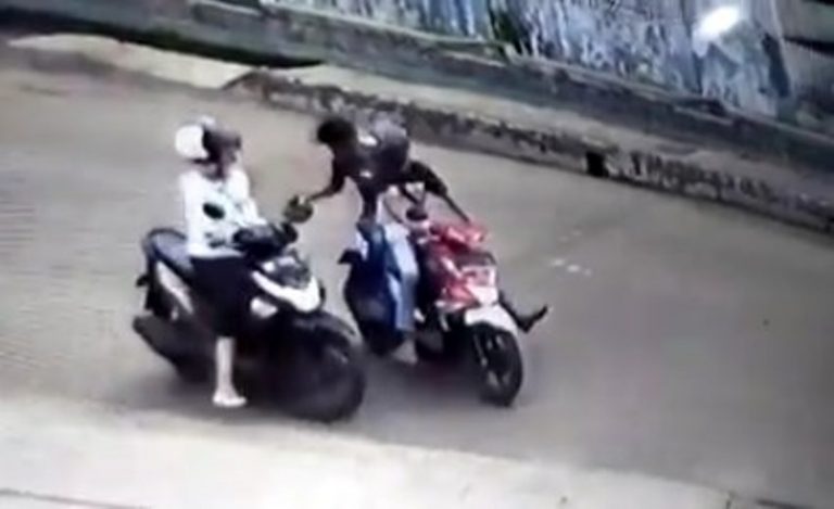 Video aksi jambret terekam kamera CCTV di tengah hari bolong ini ngeri selalu waspada