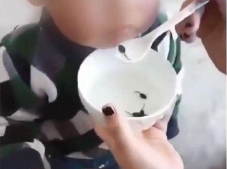Video seorang balita diberi makan kecebong hidup ini viral netizen bergidik ngeri