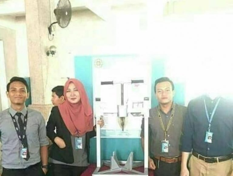 Wefie bareng teman kepala pria ini tiba tiba hilang tertutup cahaya ilahi