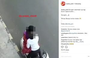 Bukan sekedar duduk biasa, yang dilakukan pasangan ini di pinggir jalan bikin miris, gak ada tempat lain apa?