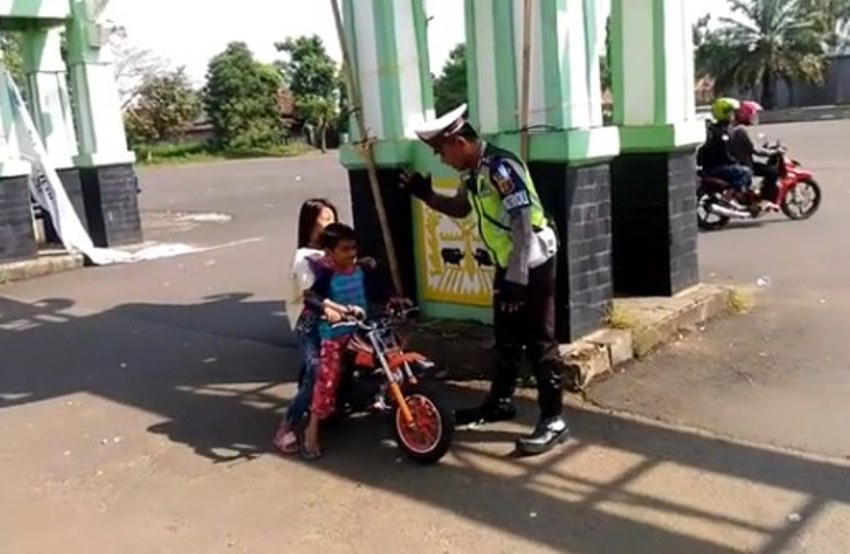Boncengan naik motor gak pakai helm, 2 anak kecil ini malah ngeloyor pergi saat dinasehati polisi, dasar bocah!