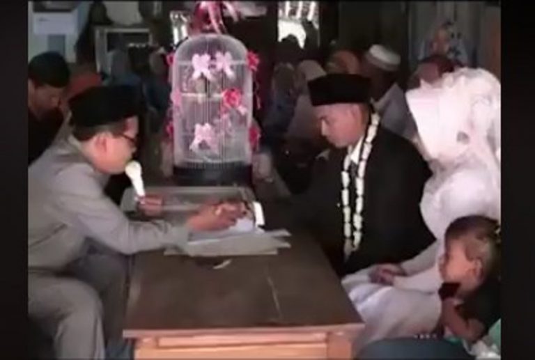 Bukan emas pasangan pengantin ini menikah dengan mahar sepasang burung lovebird