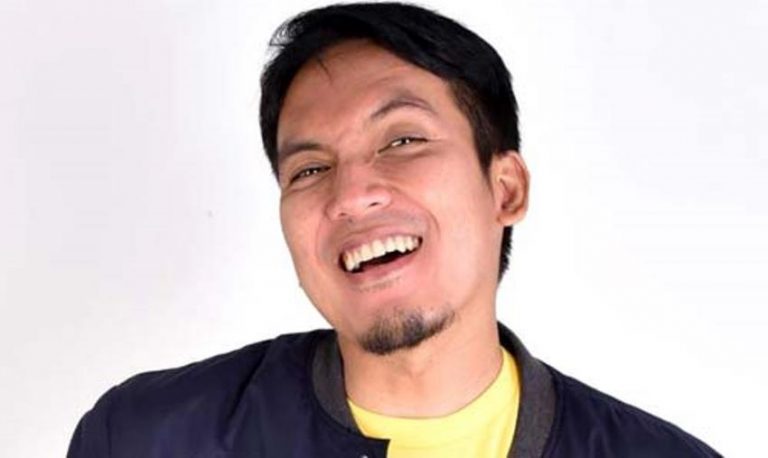 Nyungsep ke lantai saat isi acara sahur Desta Mahendra bikin satu studio heboh ngantuk broh