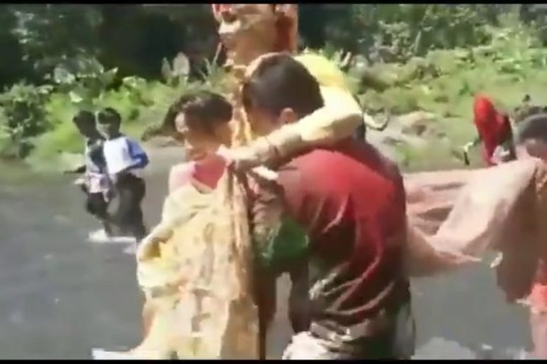Penuh perjuangan pasangan pengantin ini digendong sebrangi sungai demi mengucap ijab qabul