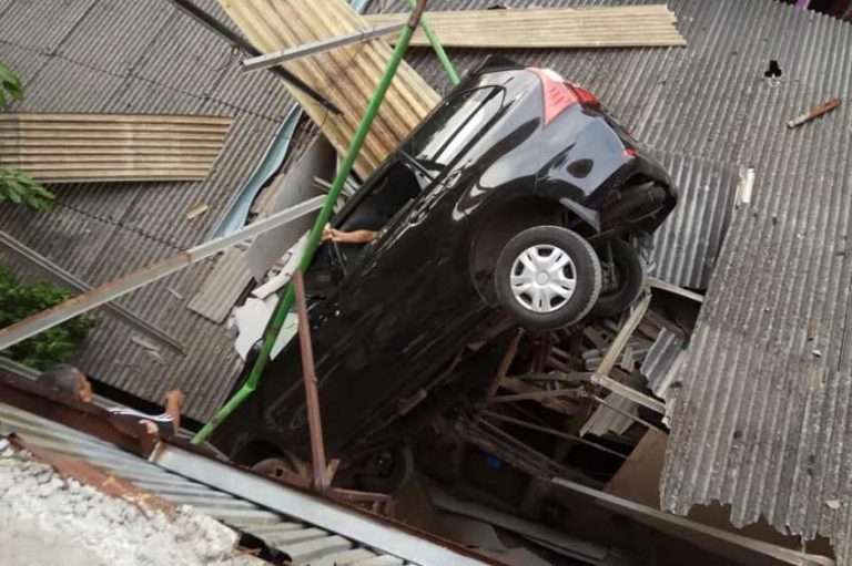 Terbang tak terkendali dari parkiran lantai 3 pasar Jakarta Timur mobil ini nyangkut di atap rumah warga