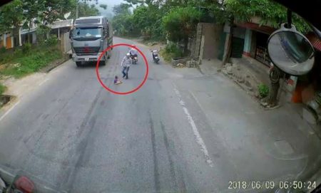 Balita nyebrang jalan sendirian 2 truk yang melaju dibikin ngerem mendadak videonya viral