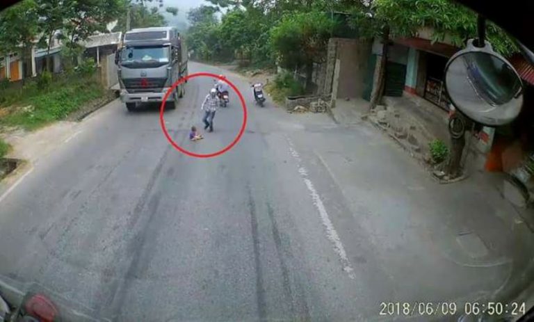 Balita nyebrang jalan sendirian 2 truk yang melaju dibikin ngerem mendadak videonya viral