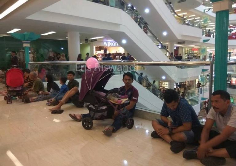 Lagi musim bapak bapak duduk depan toko tunggu istri belanja jelang lebaran sabar ini ujian