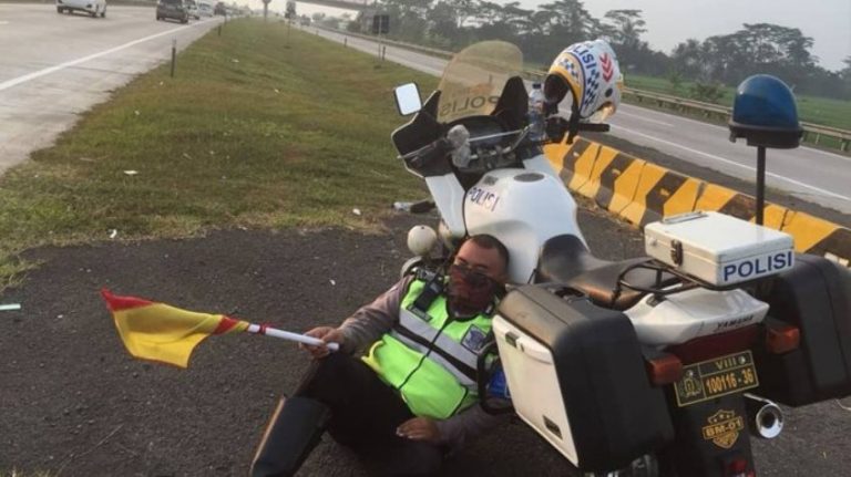 Tertidur nyender di motor patroli saat berjaga di Tol Cipali foto polisi ini viral