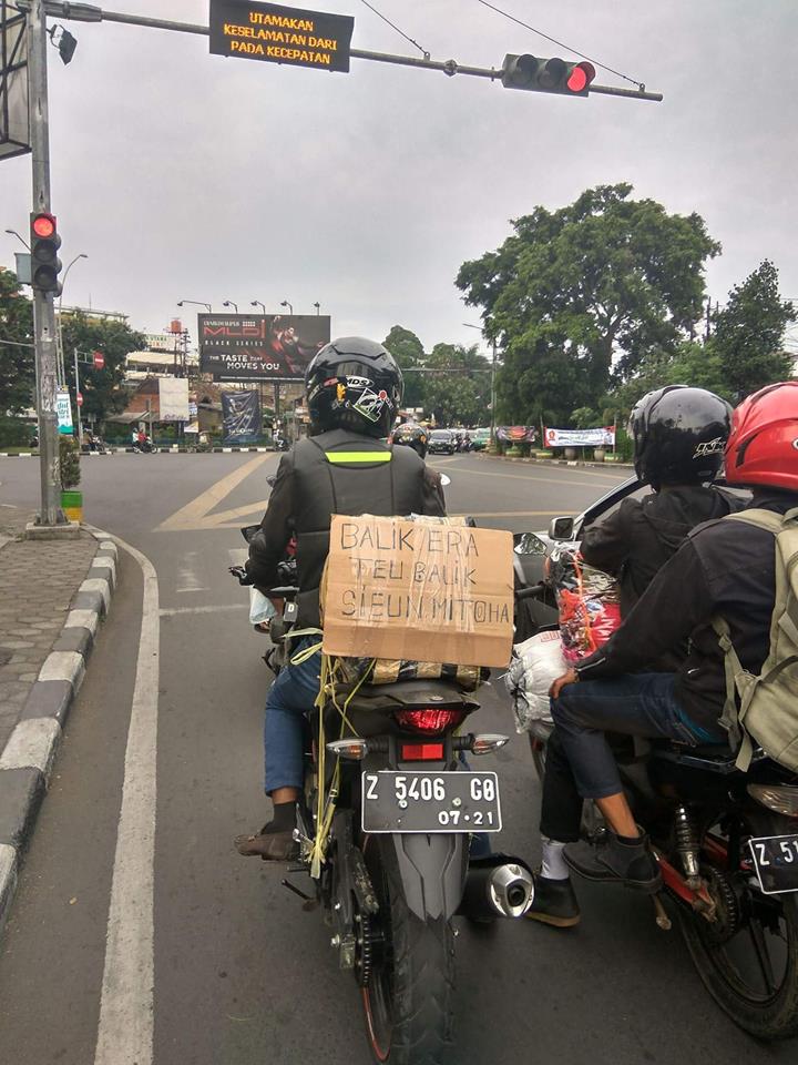 17 Meme tulisan lucu di motor pemudik, asli kreatif dan bikin ngakak!