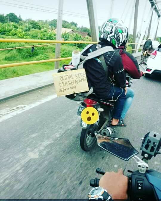 17 Meme tulisan lucu di motor pemudik, asli kreatif dan bikin ngakak!