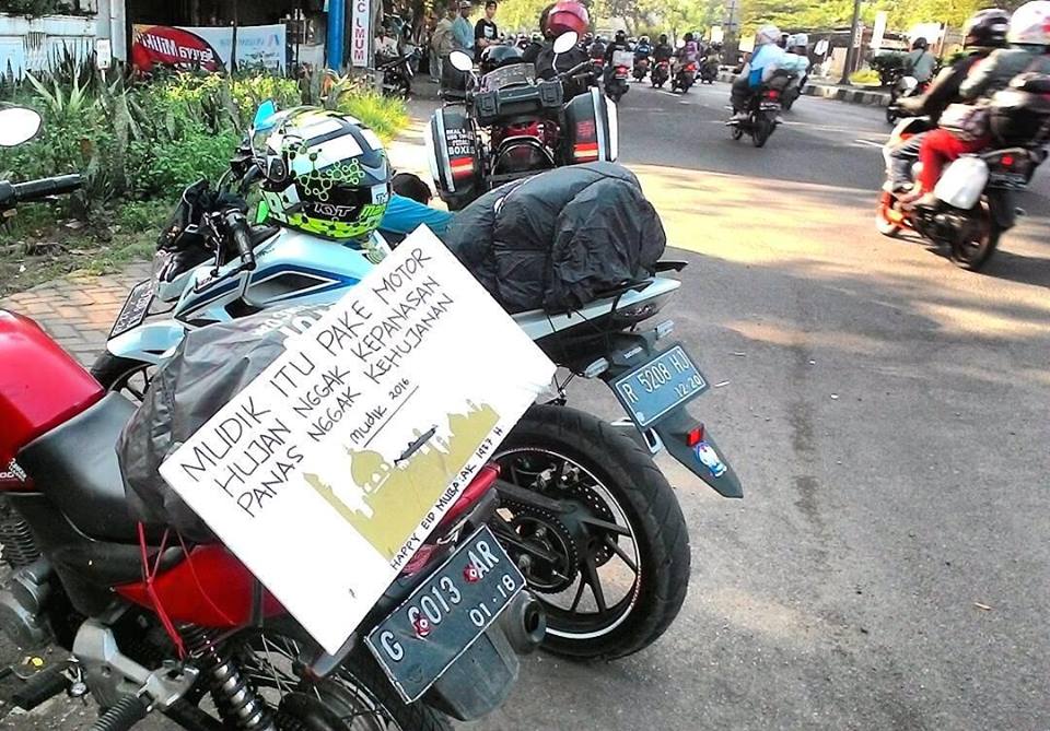 17 Meme tulisan lucu di motor pemudik, asli kreatif dan bikin ngakak!