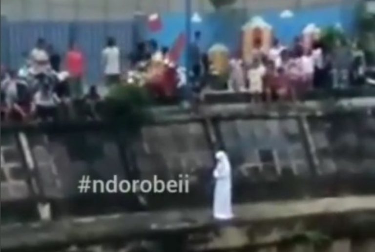 Wanita yang shalat di pinggir kali ini hebohkan warga tiap satu rakaat pindah tempat