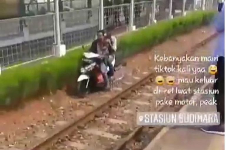 Santai melaju di rel Stasiun Sudimara pemotor ini ngaku gak tahu jalan kebanyakan maen Tik Tok tuh