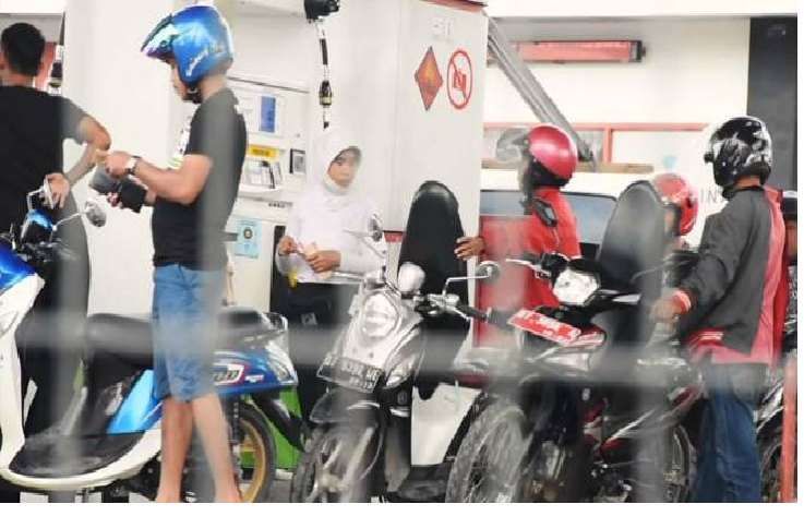 Pria ini beli bensin Rp 1,000 di SPBU, lihat bagaimana reaksi petugasnya!