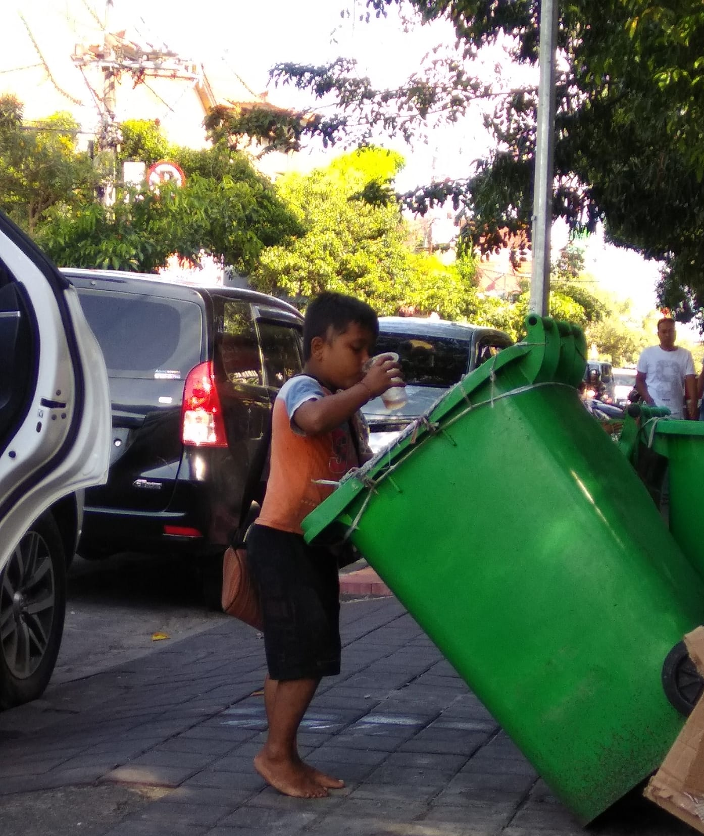 Video viral, bocah di Bali minum air bekas dari tong sampah