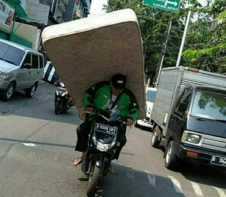 Momen perjuangan driver ojek online angkut barang ini menunjukan bahwa hidup itu penuh perjuangan