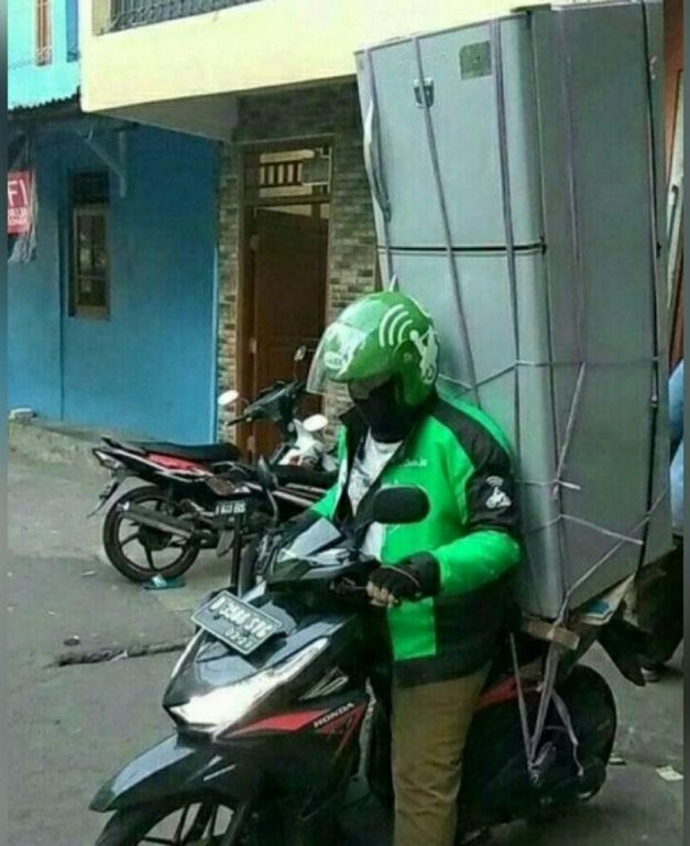 Momen perjuangan driver ojek online angkut barang ini menunjukan bahwa hidup itu penuh perjuangan