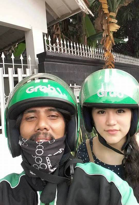 Driver ojek online satu ini selalu ajak foto penumpangnya yang cantik