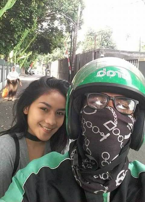 Driver ojek online satu ini selalu ajak foto  penumpangnya 